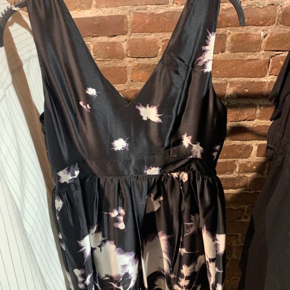 Dresses & Skirts - Elegant Black Floral Dress